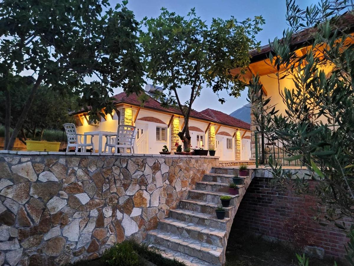 Guesthouse Lord Byron Tepelene Exteriör bild