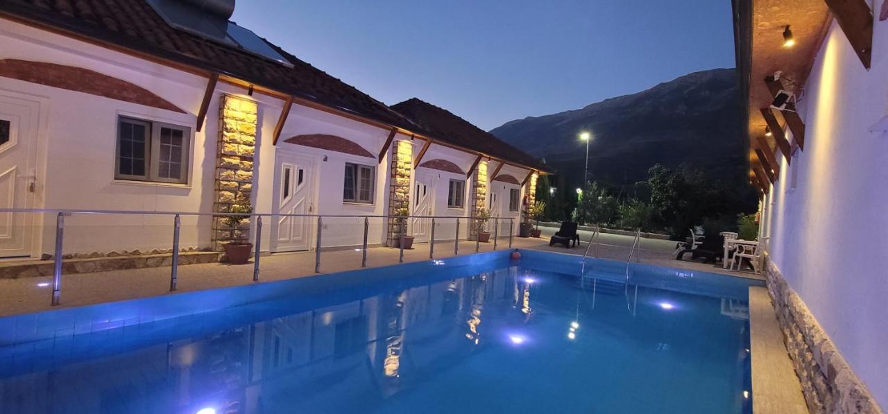 Guesthouse Lord Byron Tepelene Exteriör bild