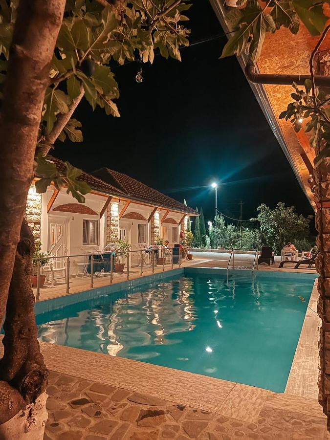 Guesthouse Lord Byron Tepelene Exteriör bild