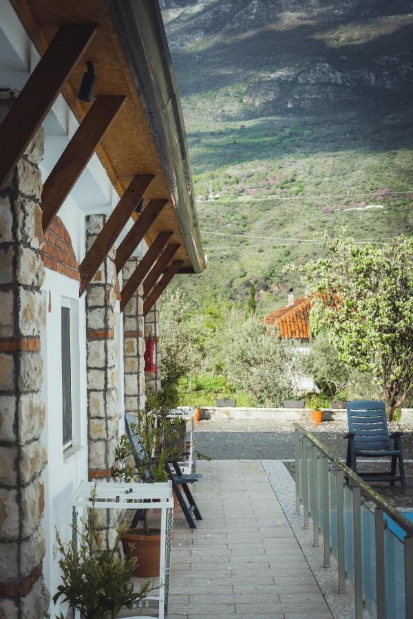 Guesthouse Lord Byron Tepelene Exteriör bild